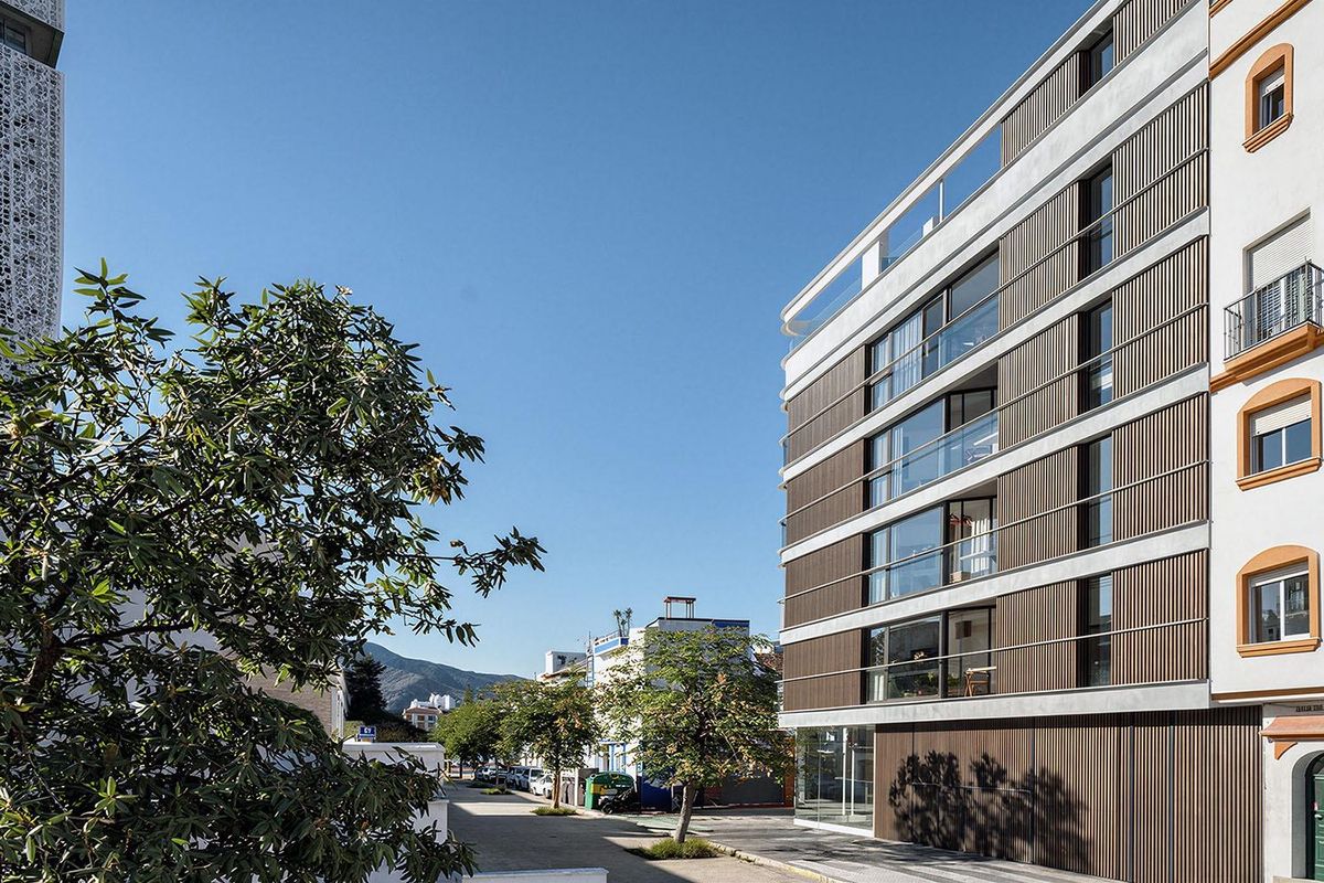Woonkamer met veel natuurlijk licht