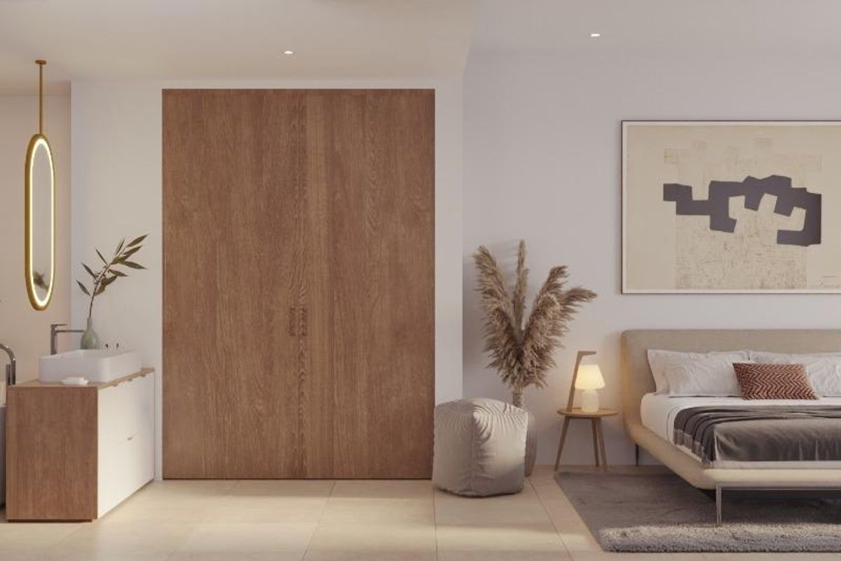 Ruime slaapkamer met ensuite in een penthouse in Fuengirola, met een comfortabel bed en moderne decoratie.