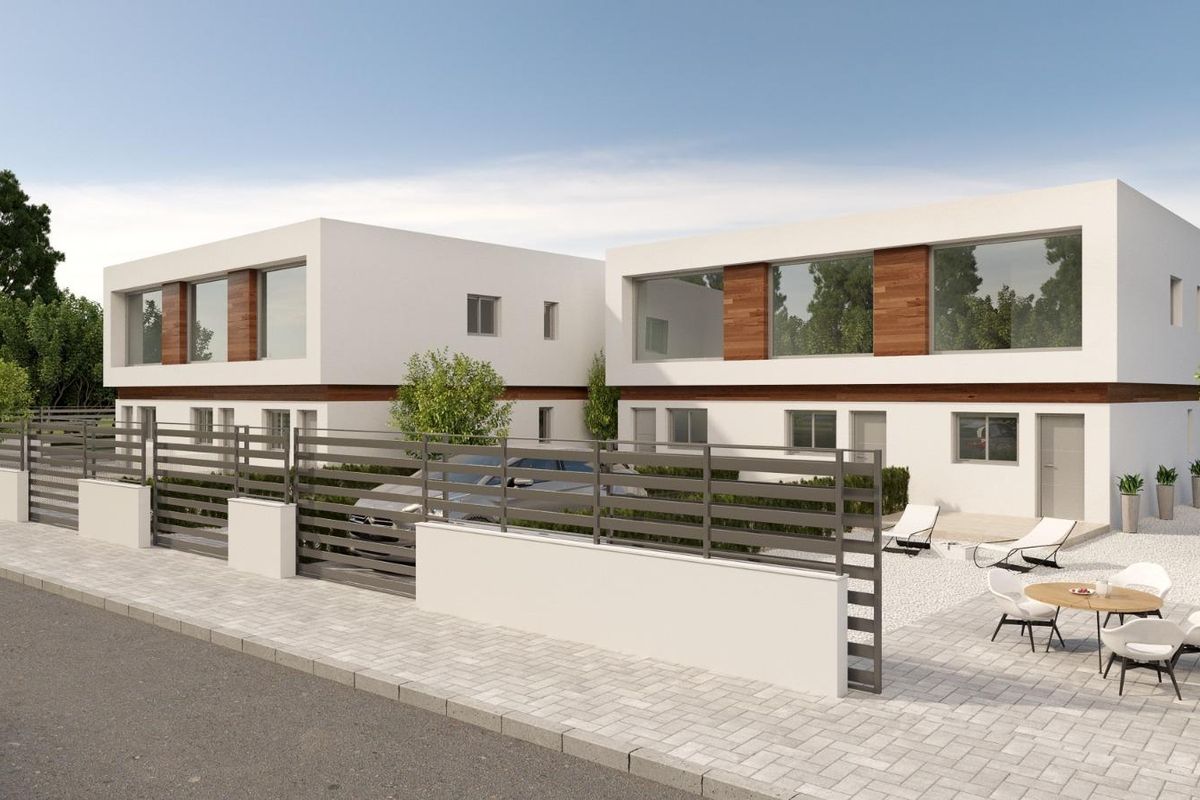 Buitenzicht op moderne townhouses met een stijlvol ontwerp in Orihuela Costa, Spanje.