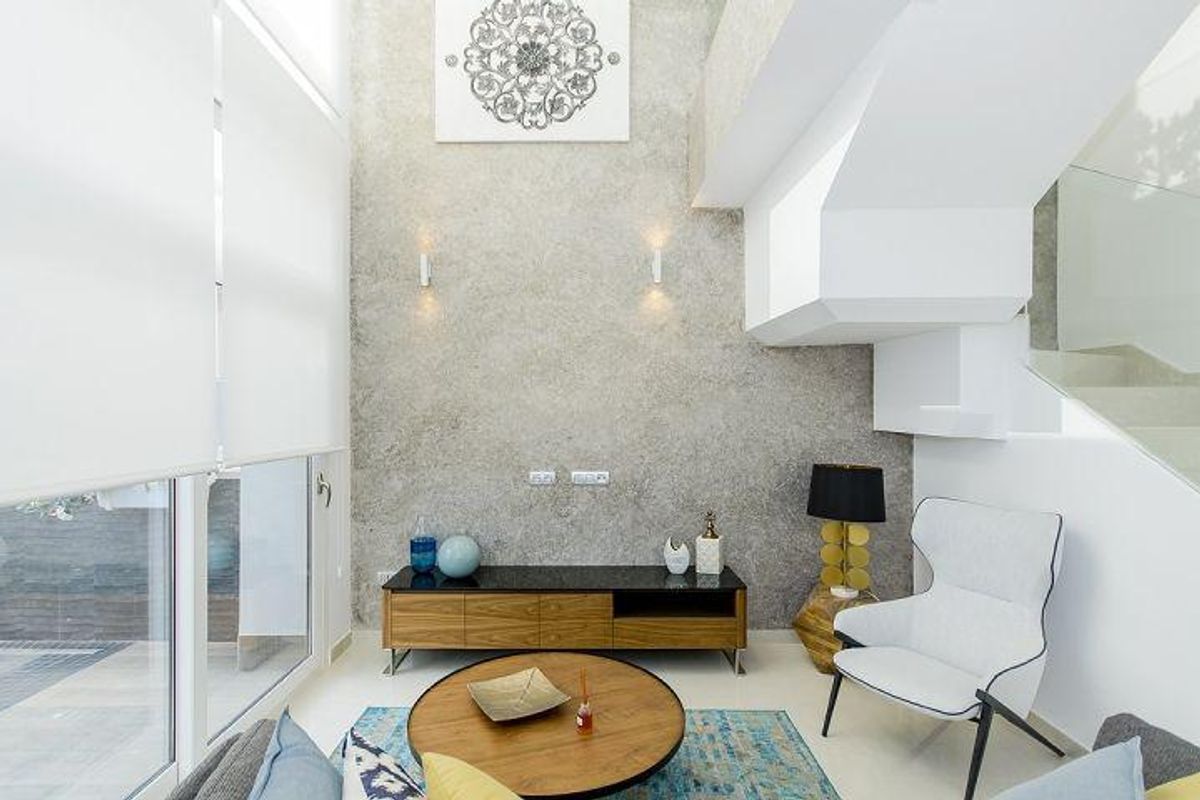 Uitnodigende woonkamer met comfortabele zitplaatsen en elegante decoratie in de villa in Rojales.