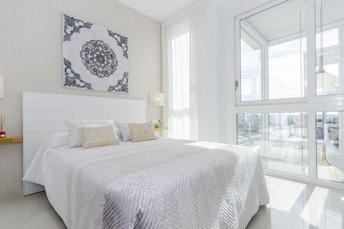 Charmante slaapkamer met grote ramen met uitzicht in een 3-slaapkamer villa in Rojales, Costa Blanca Zuid.