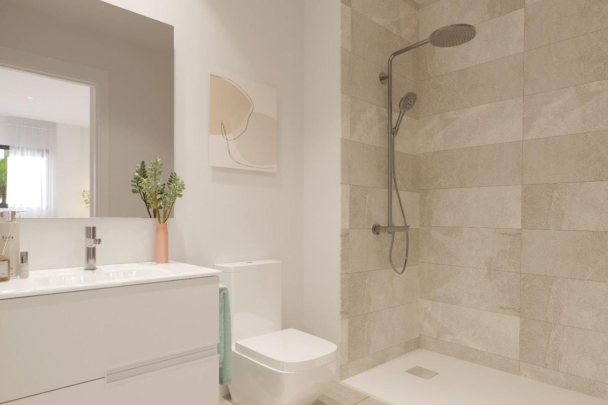 Moderne badkamer met inloopdouche en hedendaagse afwerking in een 2-slaapkamer appartement in Estepona.