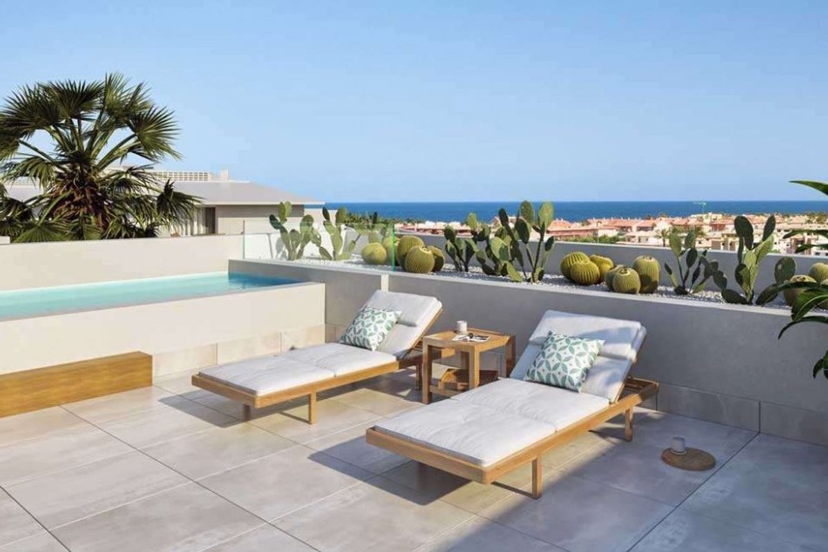 Dakterras van een 3-slaapkamer appartement in Jávea, met ligstoelen en uitzicht op de oceaan van Costa Blanca.