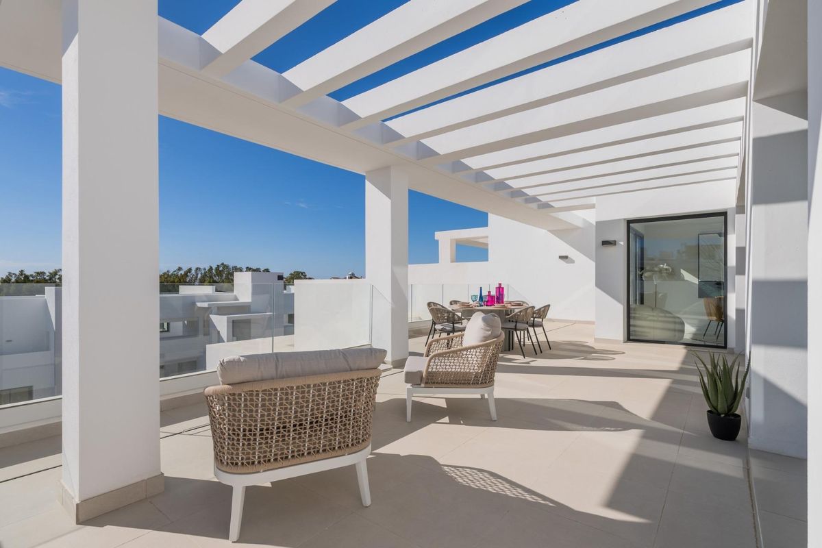 Ruime terras van het penthouse in Estepona, ingericht voor buitenontspanning.