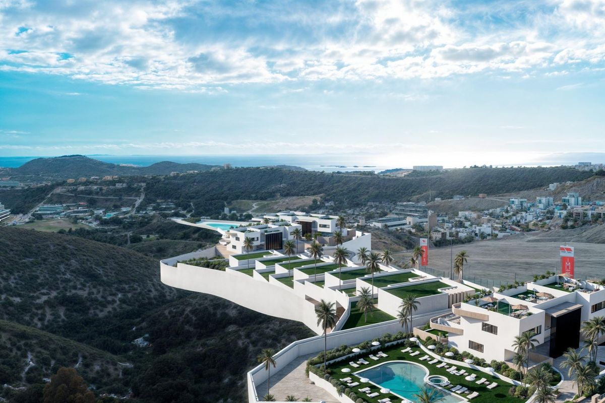 Panoramisch uitzicht op de bungalows in Finestrat met zwembaden, met de schilderachtige omgeving.