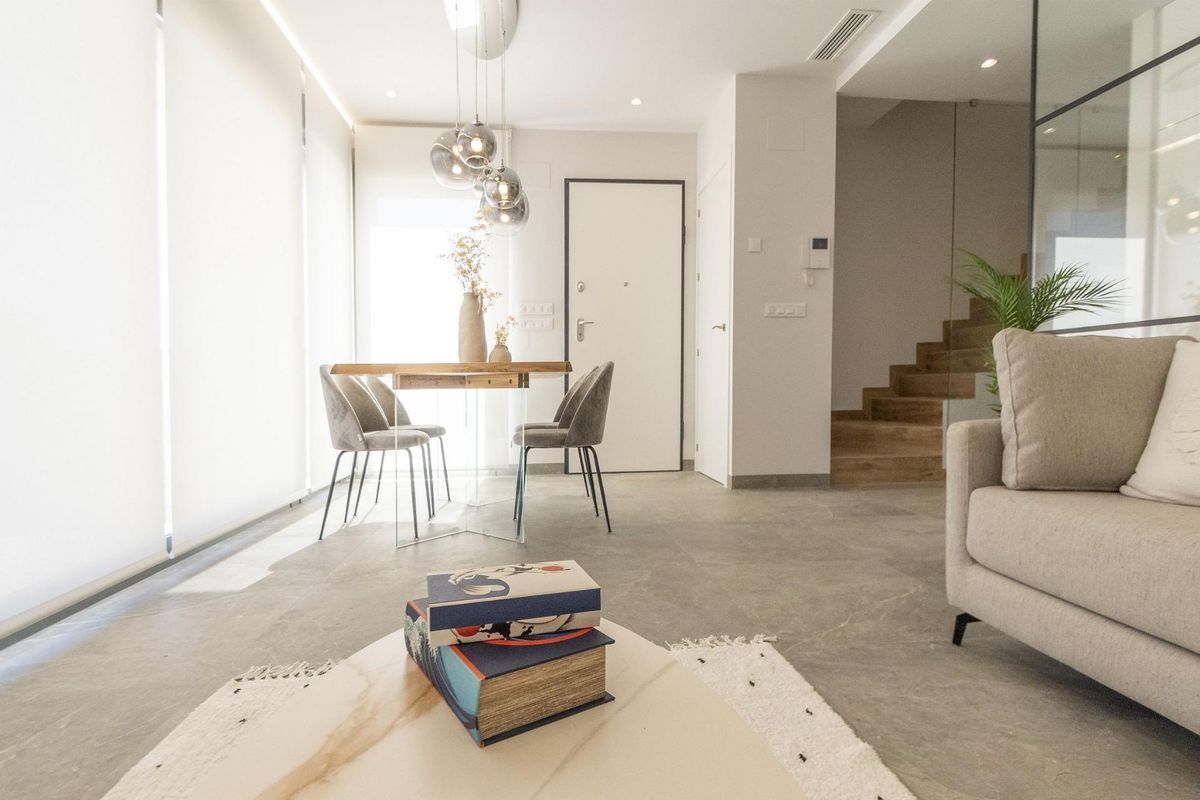 Interieur van de villa met woonruimte en eettafel, stijlvol ingericht in Pilar de La Horadada.