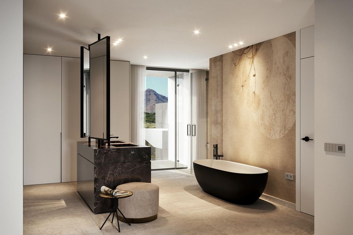 Chique badkamer met badkuip en moderne accessoires in een 4-slaapkamerappartement in Casares.