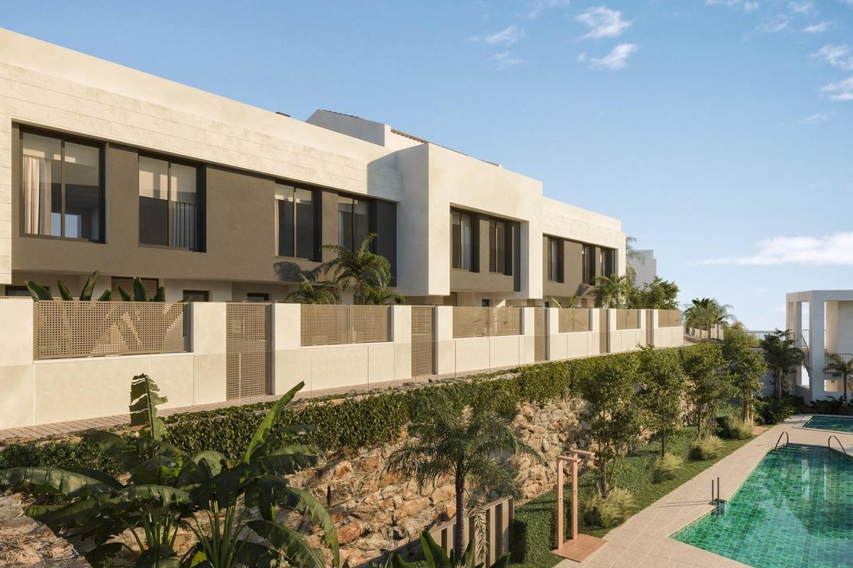 Exterieur van een moderne 3-slaapkamer townhouse in Mijas, Costa del Sol, met zwembad en aangelegde tuin.
