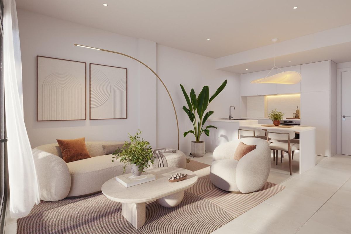 Heldere woonkamer met moderne meubels en open keuken in een 2-slaapkamer appartement in Fuengirola, Costa del Sol.