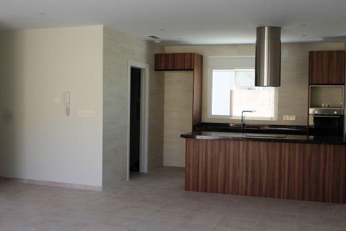 Close-up van het moderne keukengedeelte met houten kasten in een villa met 3 slaapkamers in La Romana, Costa Blanca Zuid.