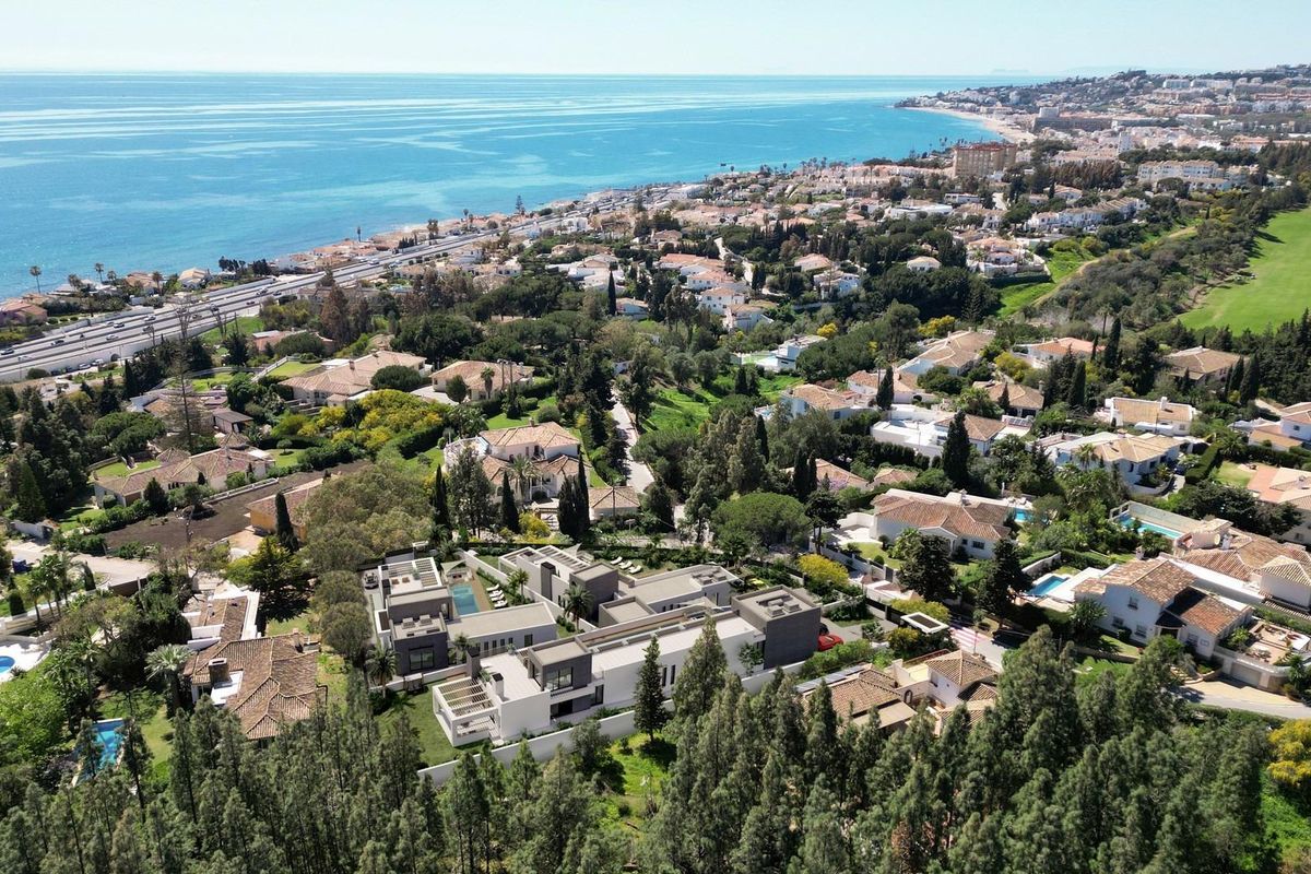 Luchtfoto van Mijas, met uitzicht op de kust en omliggende villa's in de Costa del Sol.