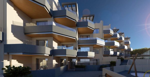 Buitenzicht op een modern 1-slaapkamerappartementcomplex in Torrox, Costa del Sol, met meerdere balkons.