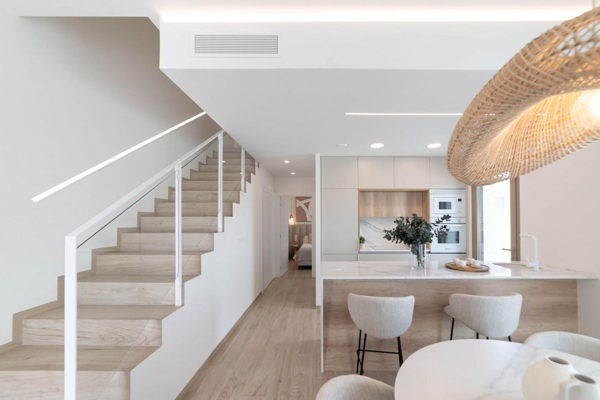 Elegante trap naar de bovenverdieping in een moderne 3-slaapkamer villa, gelegen in Rojales, Costa Blanca Zuid.