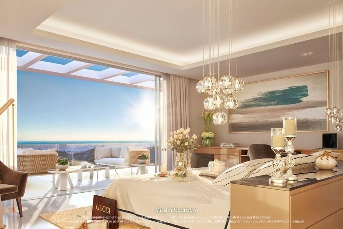 Luxueuze master slaapkamer in een 4-slaapkamer villa in Ojen, Costa del Sol, met prachtig uitzicht op zee vanaf het balkon.