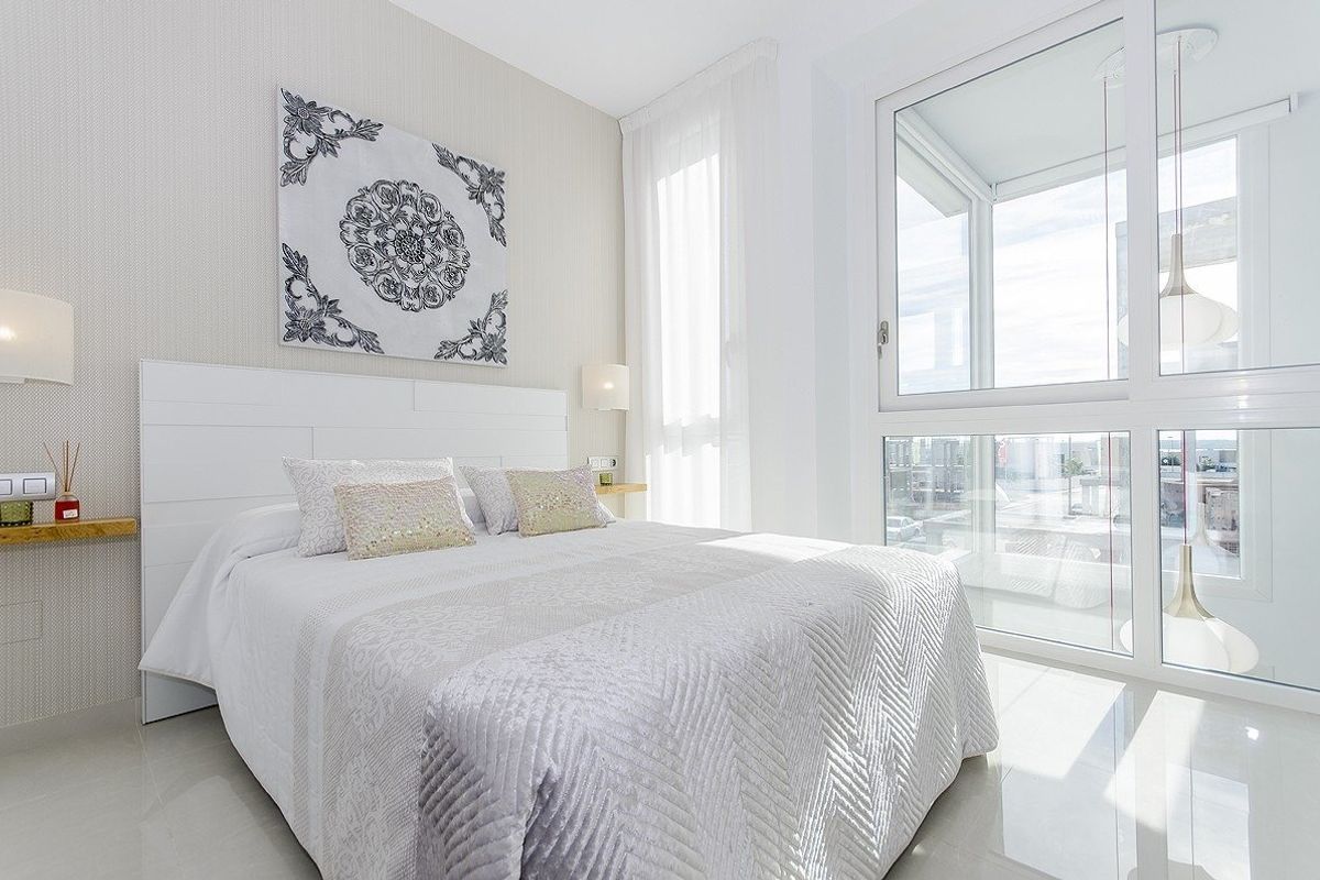 Heldere slaapkamer in de 3-slaapkamer villa met grote ramen en moderne inrichting, gelegen in Costa Blanca Zuid.