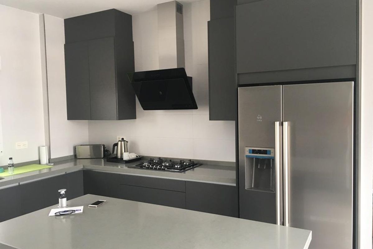 Strak keukendesign met donkere kasten en moderne apparatuur in de villa in Pinoso, Costa Blanca South.