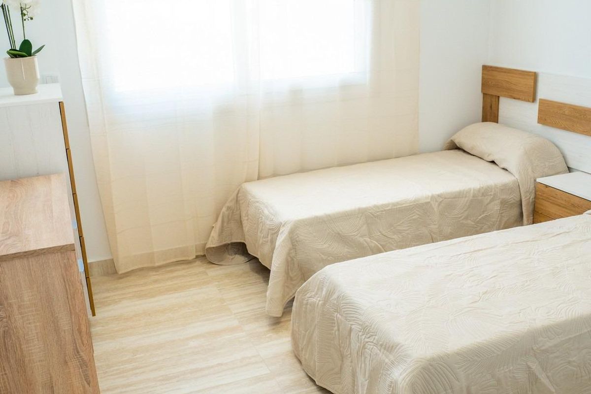 Gastenkamer met twee eenpersoonsbedden in een charmante 3-slaapkamer villa in Ciudad Quesada, Costa Blanca, Spanje.