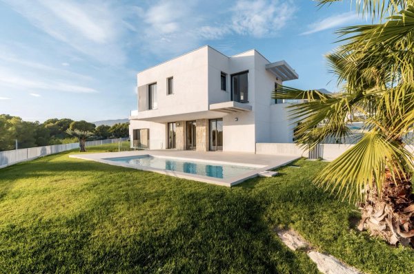 Buitenkant van een moderne 3-slaapkamer villa met zwembad en tuin in Finestrat, Costa Blanca Noord.