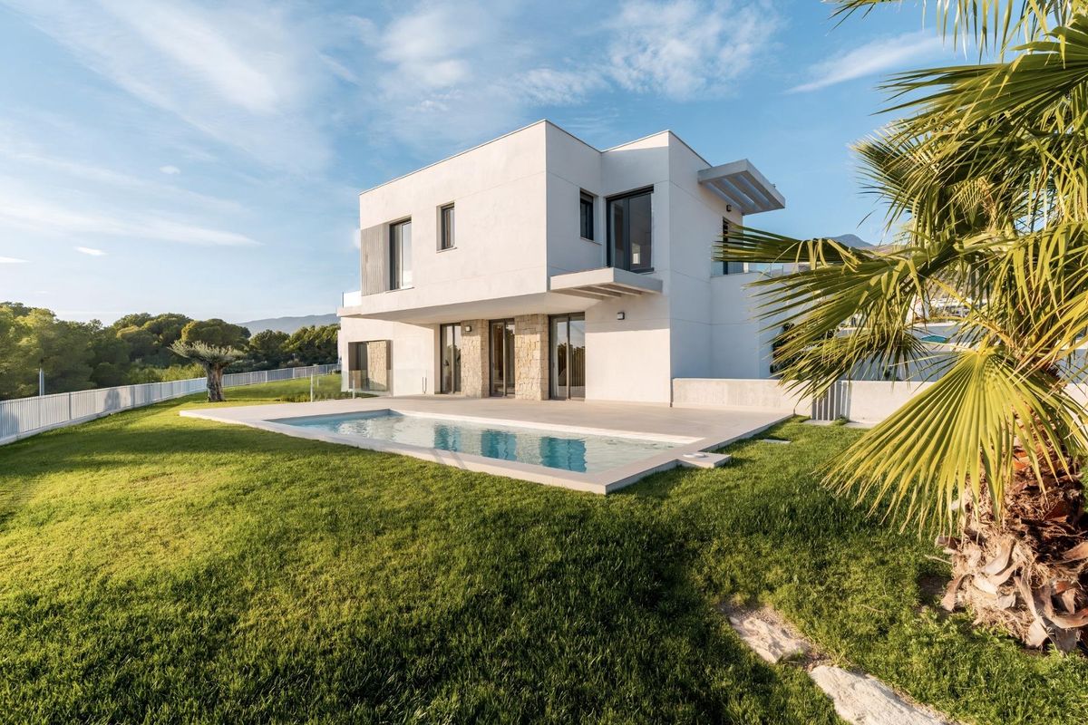 Buitenkant van een moderne 3-slaapkamer villa met zwembad en tuin in Finestrat, Costa Blanca Noord.