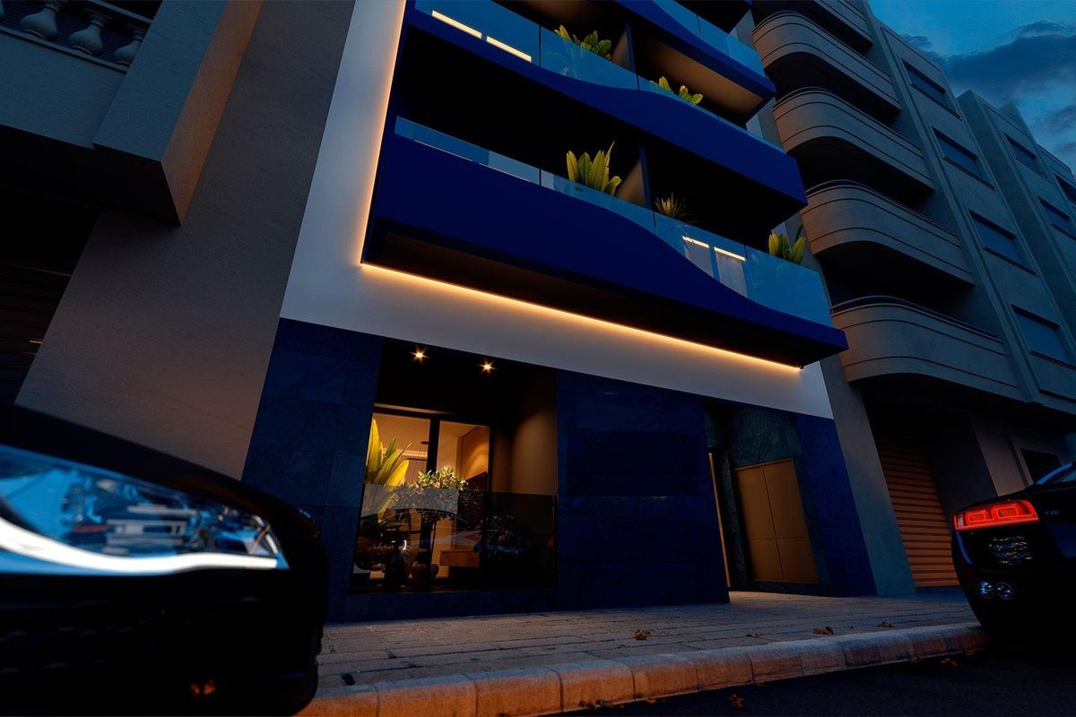 Dichtbijbeeld van de ingang van een modern 1-slaapkamer penthouse in Torrevieja, Costa Blanca, met verlichting.