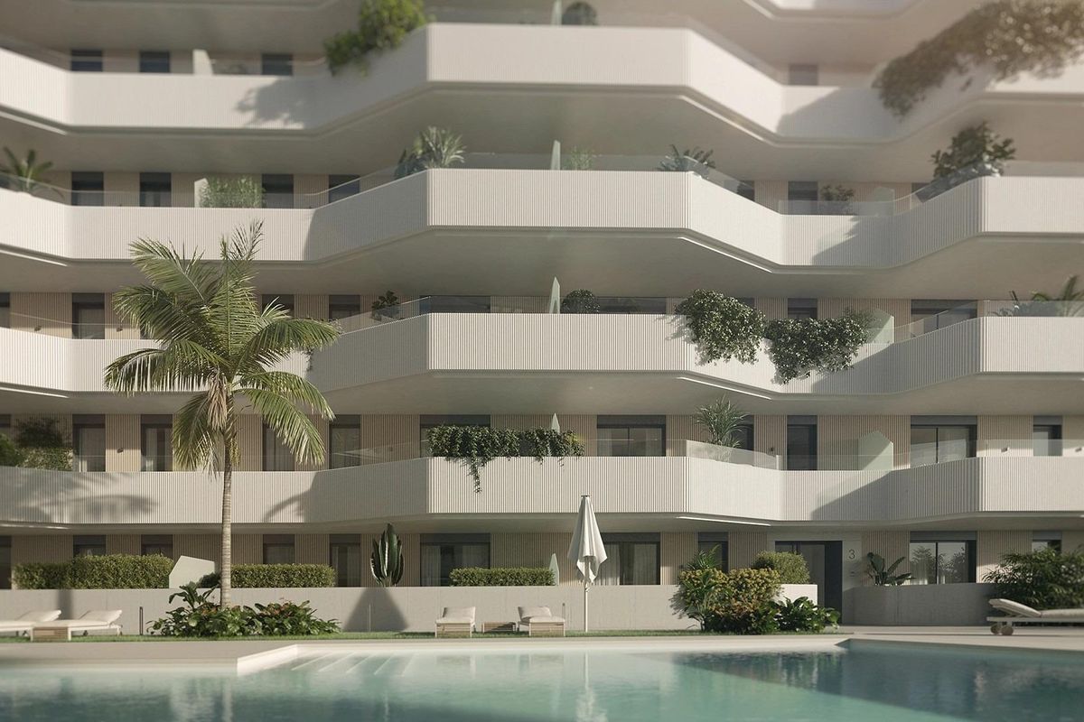 Moderne gevel van het gebouw met terrassen, palmbomen en een zwembad in Mijas, Costa del Sol.