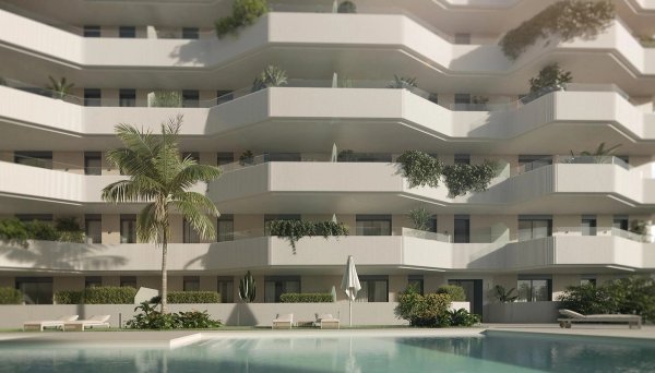 Moderne gevel van het gebouw met terrassen, palmbomen en een zwembad in Mijas, Costa del Sol.