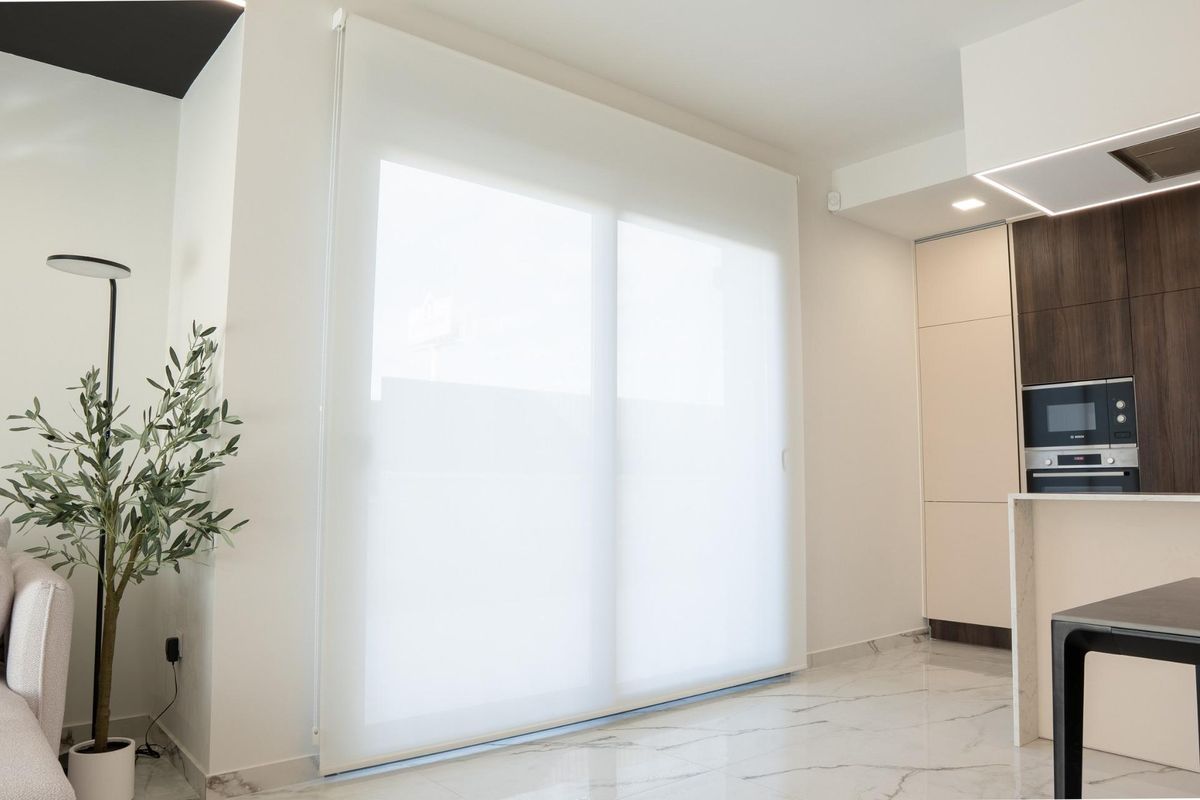 Lichtgevulde ruimte met schuifdeuren die naar het terras leiden in een 3-slaapkamer villa, Ciudad Quesada.