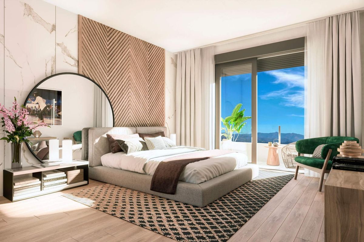 Luxueuze slaapkamer met grote ramen en uitzicht op de bergen in een penthouse in Casares, Costa del Sol.