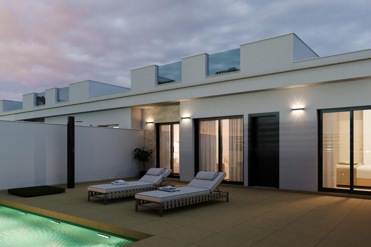 Ontspanningsruimte met ligbedden bij een privézwembad in een moderne townhouse in Torre Pacheco, Costa Calida.