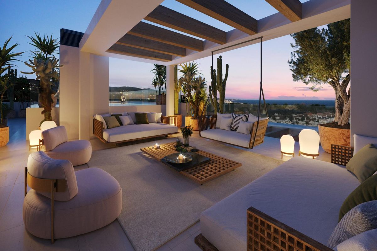 Elegante terras van het penthouse in Marbella, ingericht met gezellige zitplekken en een prachtig uitzicht op de zonsondergang.