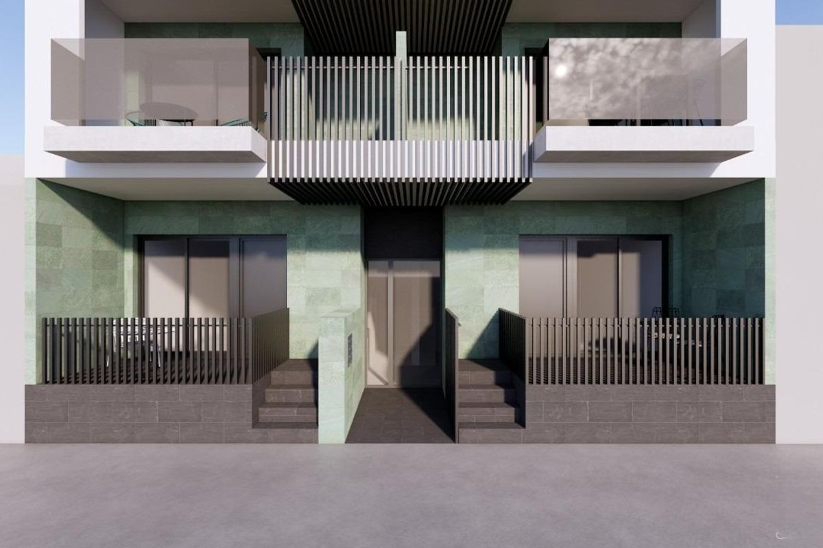 Gedetailleerd vooraanzicht van appartementeningang met zwarte verticale leuningen in Pilar de La Horadada