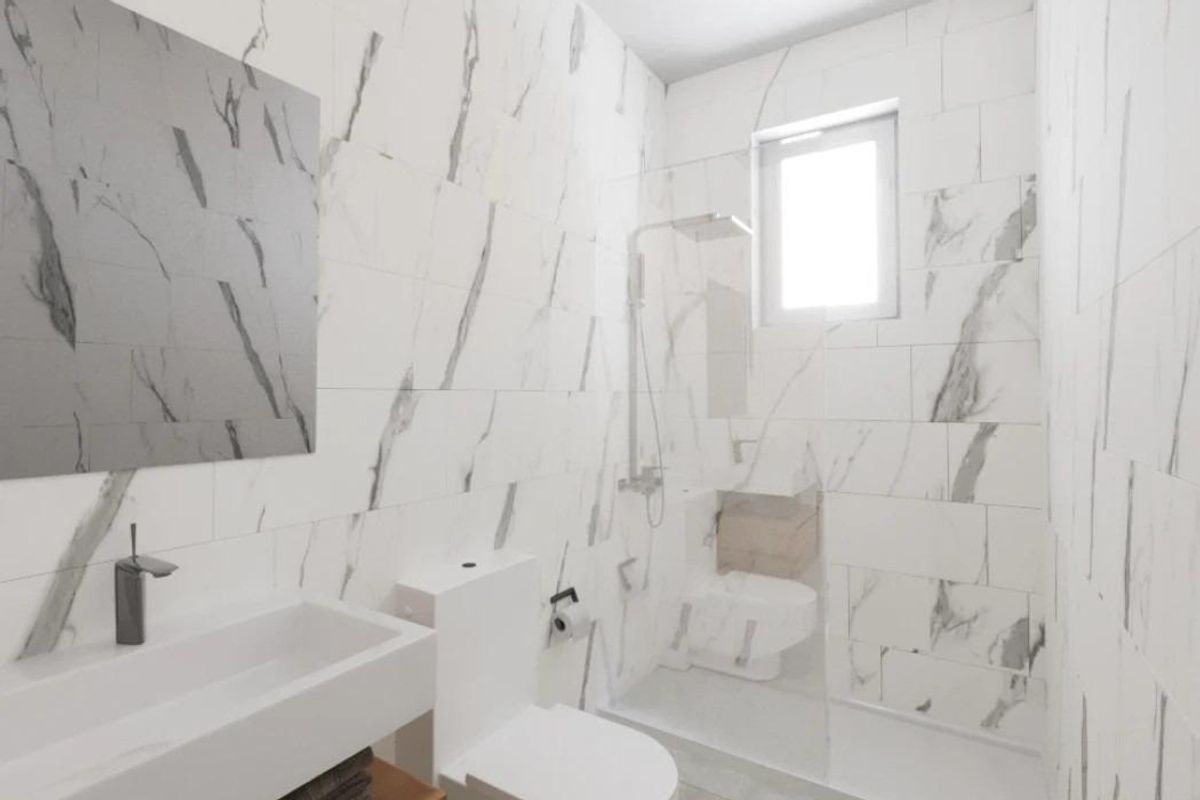 Moderne badkamer met elegante tegelwerk en een schoon ontwerp in een penthouse in Villajoyosa, Costa Blanca.