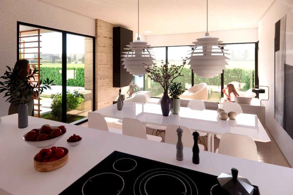 Uitzicht vanuit de keuken naar de eetruimte met moderne meubels in de villa van Torre Pacheco.