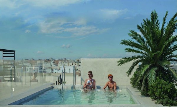 Twee mensen ontspannen in een dakterras met een uitzicht op de stad in Torrevieja, Costa Blanca Zuid.