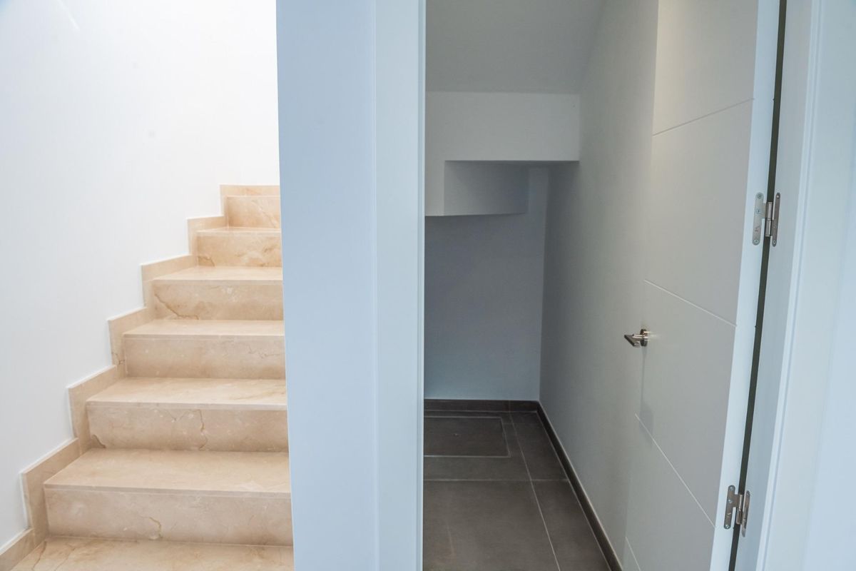 Trappen naar de bovenverdieping in een moderne villa, met strakke lijnen en lichtgevend ruimte, Los Alcazares.