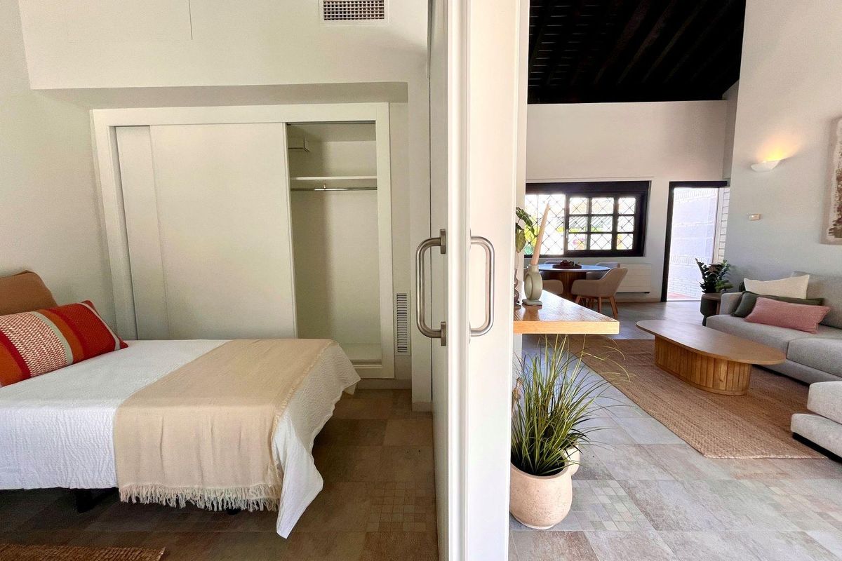 Compacte slaapkamer met een bed en toegang tot de woonkamer, ideaal voor een townhouse in Sucina.