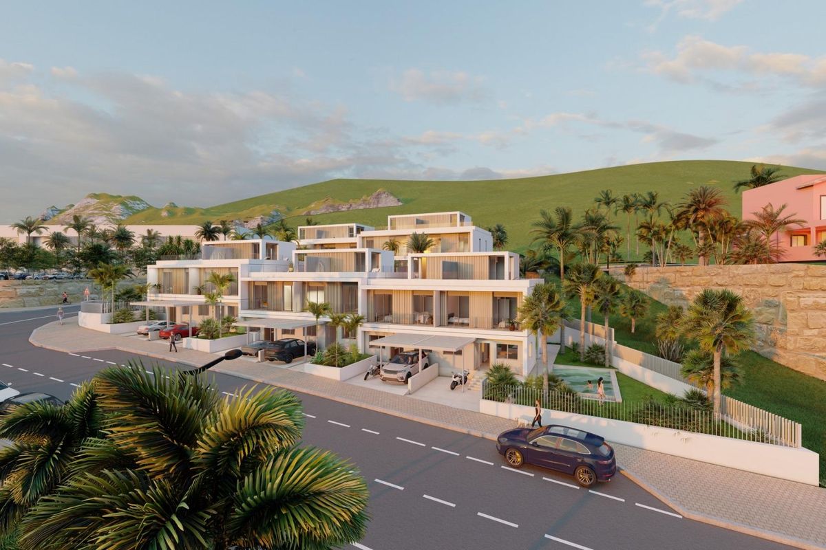 Modern townhousecomplex in Estepona, met een pittoreske weg en weelderige beplanting in Costa del Sol.