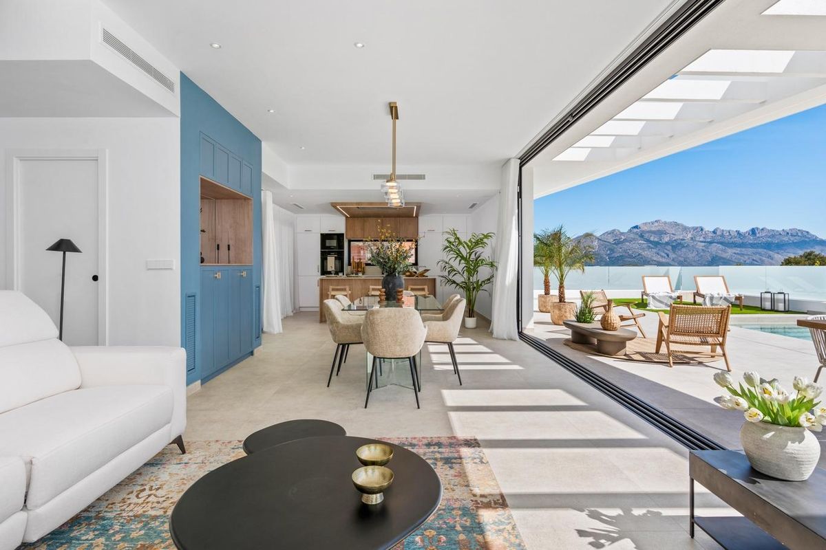 Open keuken en eetkamer in de villa in Polop, met een modern stijl en natuurlijk licht.