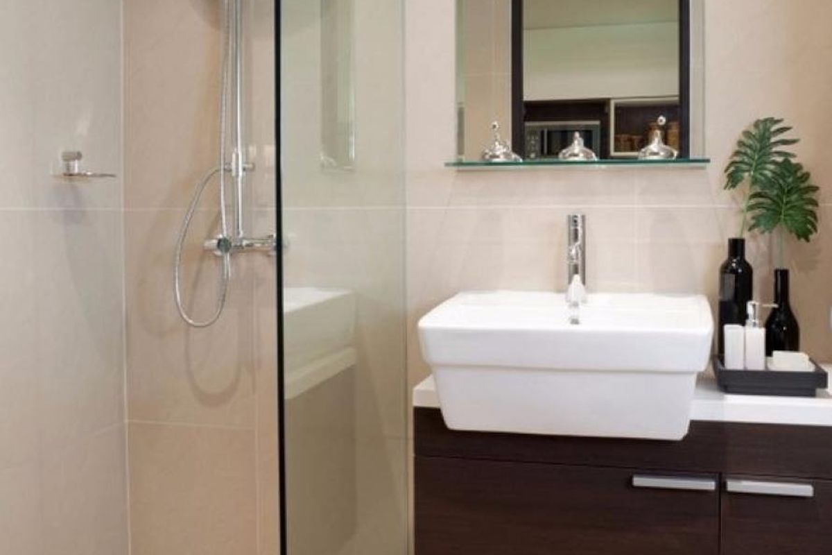 Moderne badkamer met een glazen douche en strakke armaturen in de 2-slaapkamer villa in La Romana, Costa Blanca Zuid.