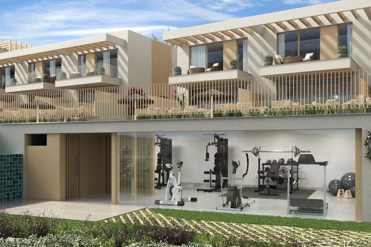 Buitenzicht op een fitnessruimte naast de 3-slaapkamer townhouse in Manilva, perfect voor actief leven.