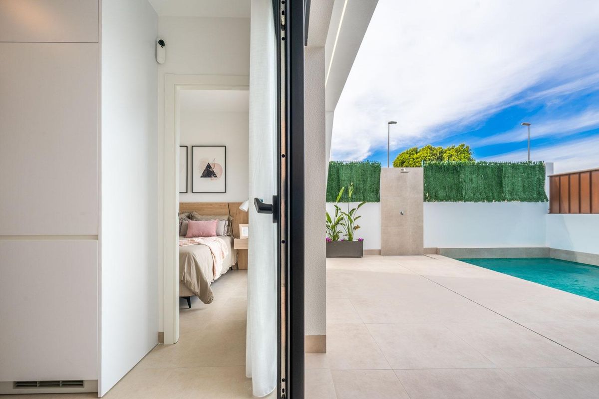 Interieur van de slaapkamer met toegang tot het terras en de tuin van de villa in Torre Pacheco, Spanje.