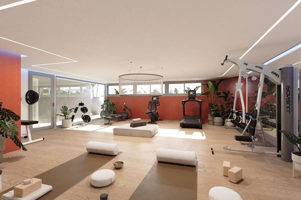 Interne gym van de 3-slaapkamer penthouse in Benalmádena, uitgerust met fitnessapparaten en planten.