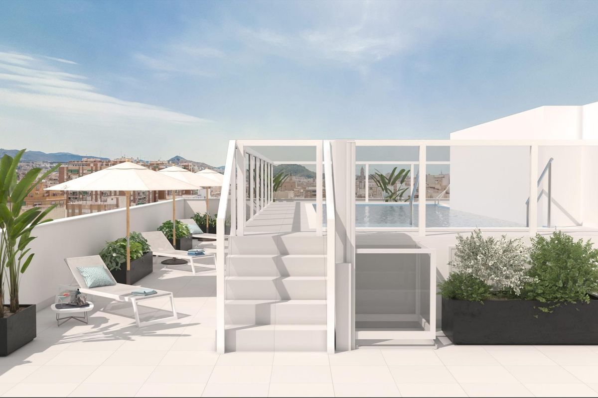 Dakterras met zwembad en ligbedden met uitzicht op Málaga, ideaal voor ontspanning en genieten van het uitzicht.