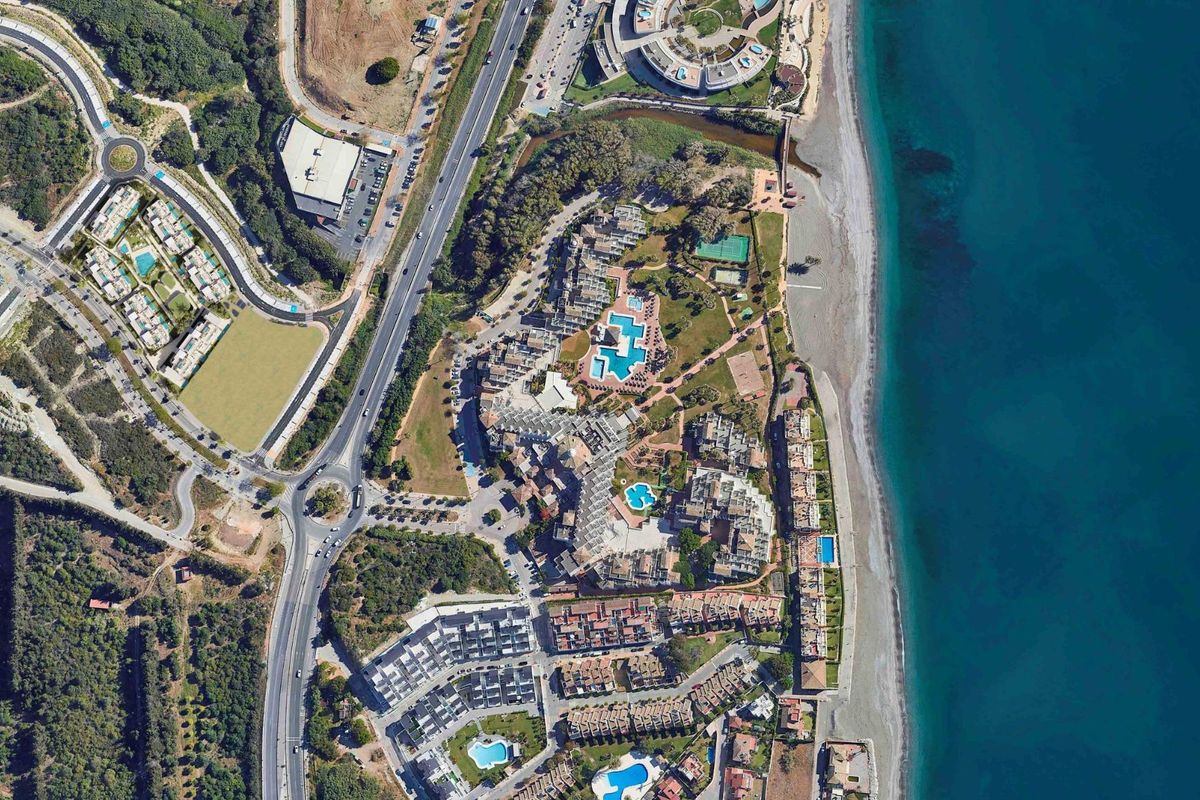 Luchtfoto van de indeling van het pand bij de kust in Estepona, Costa del Sol.