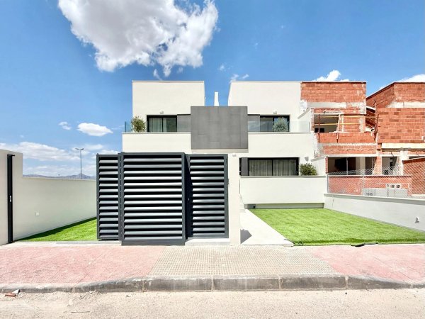 Moderne 3-slaapkamer townhouse buitenkant in Cox, Costa Blanca met een aangelegde voortuin.