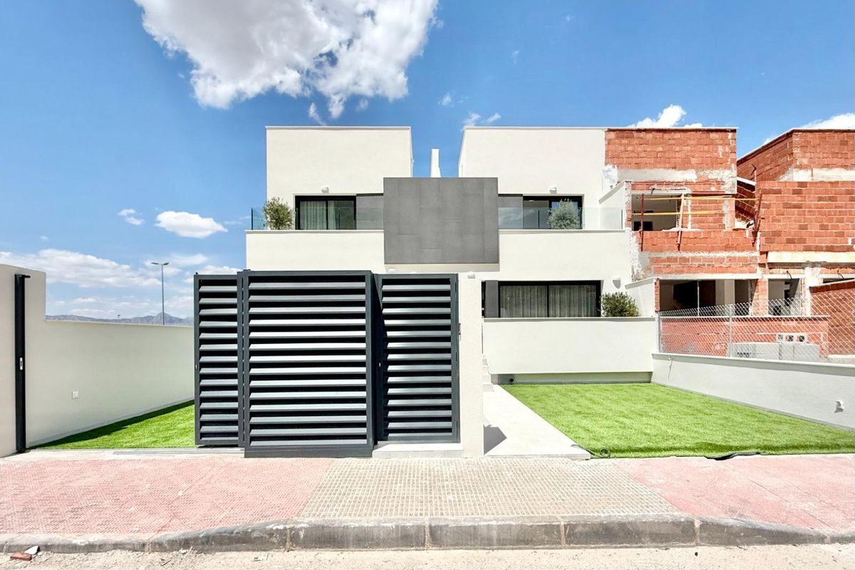 Moderne 3-slaapkamer townhouse buitenkant in Cox, Costa Blanca met een aangelegde voortuin.