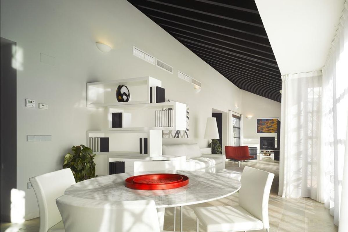 Stijlvol eetgedeelte in een heldere binnenruimte met een ronde marmeren tafel in de villa in Sucina.