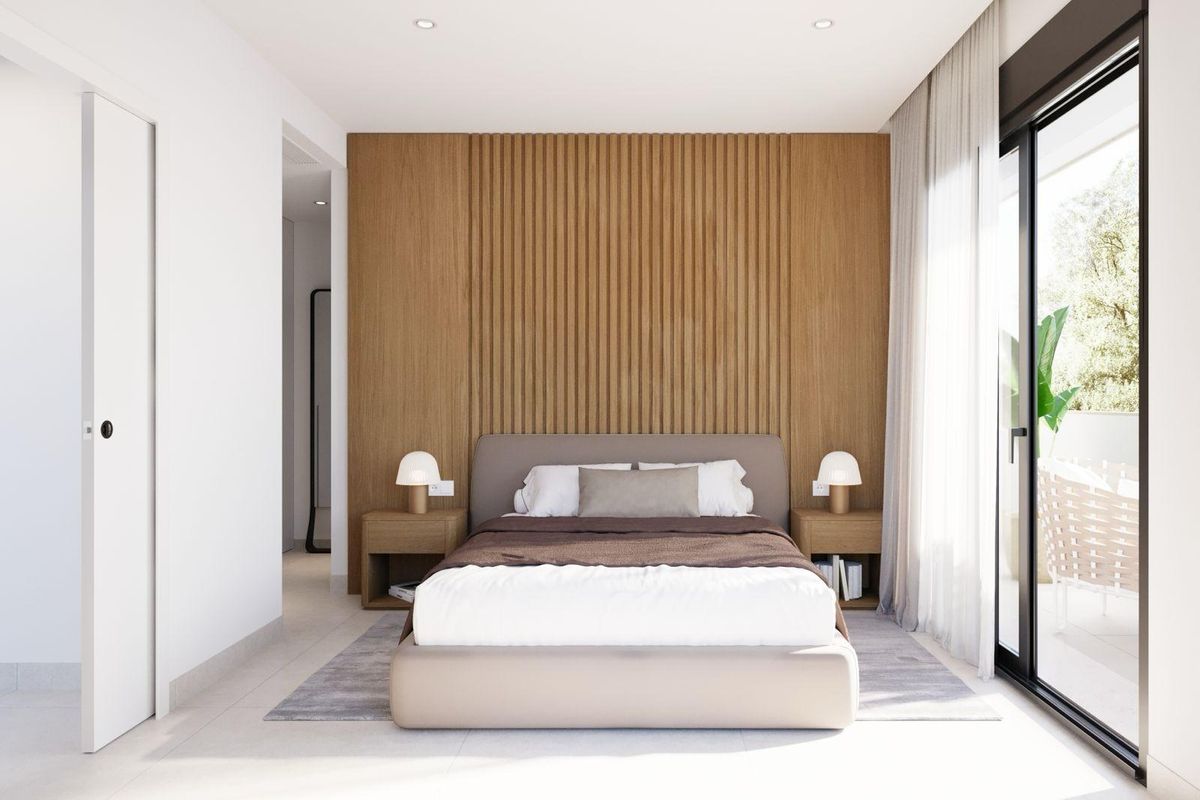 Elegante slaapkamer met houten accenten en modern design in een 3-slaapkamer villa, San Javier.