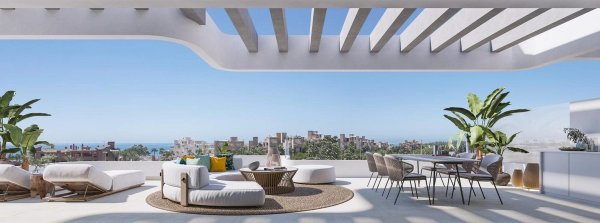 Ruim terras met moderne zitplaatsen en panoramisch uitzicht in appartement in Estepona, Costa del Sol.