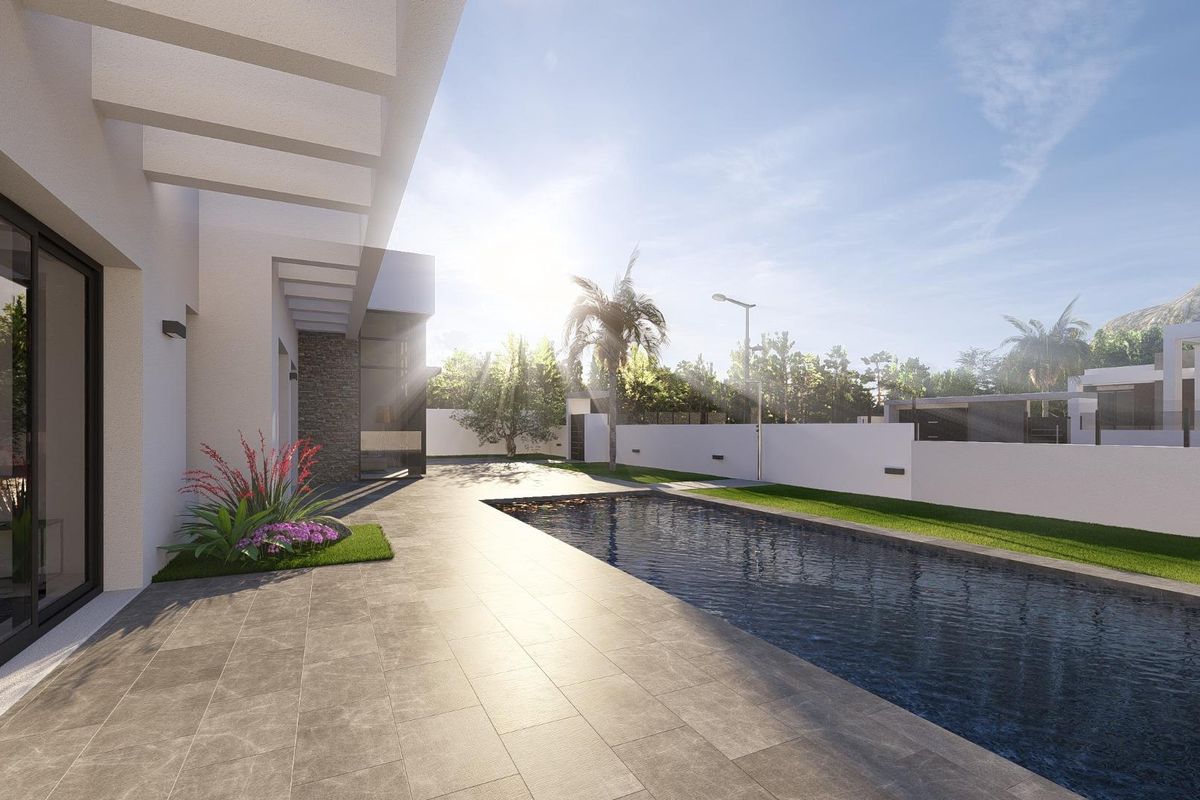 In de zon verlichte terras naast het zwembad van de villa in Ciudad Quesada, perfect voor buitenontspanning.